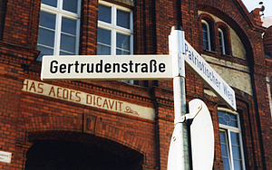 Straßenschild Gertrudenstraße, Institut für Anatomie der Uniklinik Rostock.