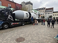 LKW beladen mit dem Nachbau einer Raumfahrtrakete