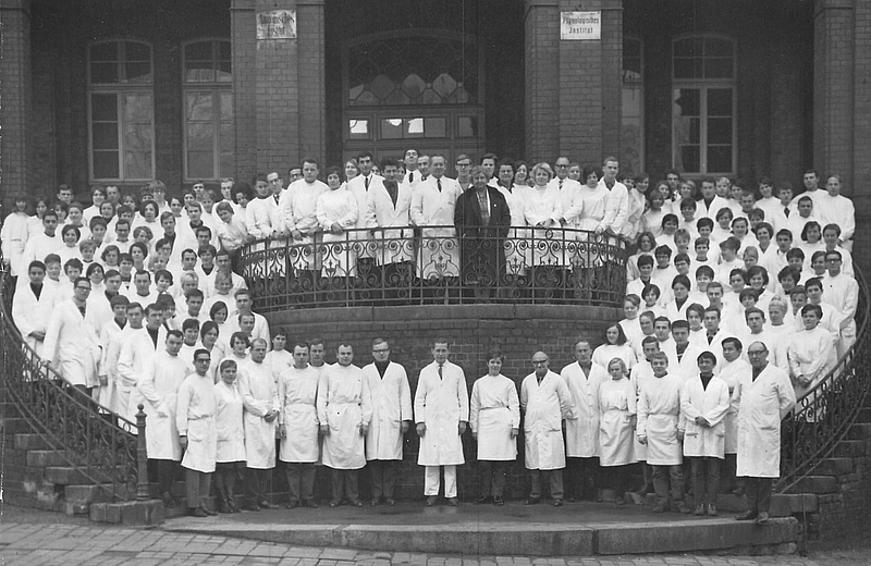 Historische Foto mit vielen Mitarbeiter auf der Treppe der Anatomie Rostock.