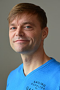 Mann in blauem T-Shirt, Mitarbeiter der Anatomie der Uniklinik Rostock