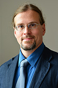 Mann mit Brille im Anzug, Mitarbeiter der Anatomie der Uniklinik Rostock
