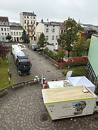 Aufnahme des Innenhofs der Anatomie mit einem Stand und der SpaceBuzzOne