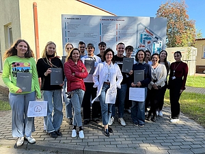 Rostocker Studierende vor der Stettiner Anatomie mit der Leiterin Professorin Alexandra Wilk 