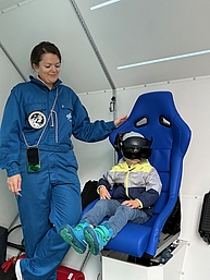 Im Innenraum sitzt einer kleiner Junge mit einer VR-Brille