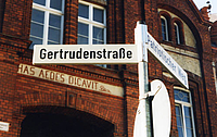 Straßenschild Gertudenstraße, Institut für Anatomie der Uniklinik Rostock