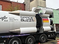 Seitliche Aufnahme des Nachbaus einer Raumfahrtrakete